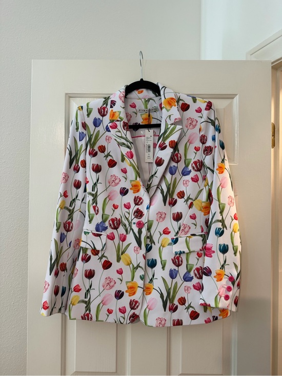 Alice + Olivia Jackets & Blazers - Alice + Olivia White Floral Tulip Print Blazer with Multicolor Blooms